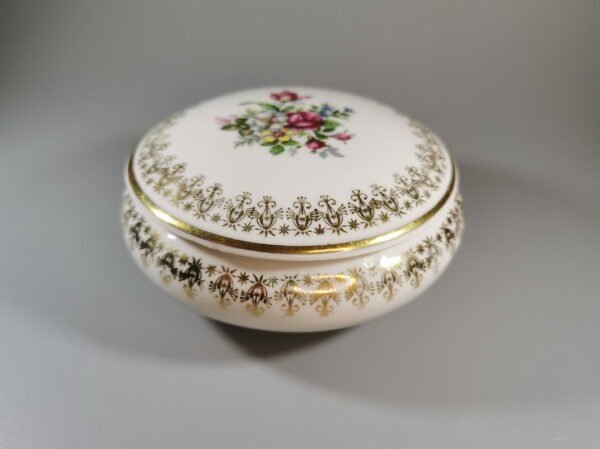 Dėžutė porcelianinė France F.D. Porcelaine de luxe. Kaina 38