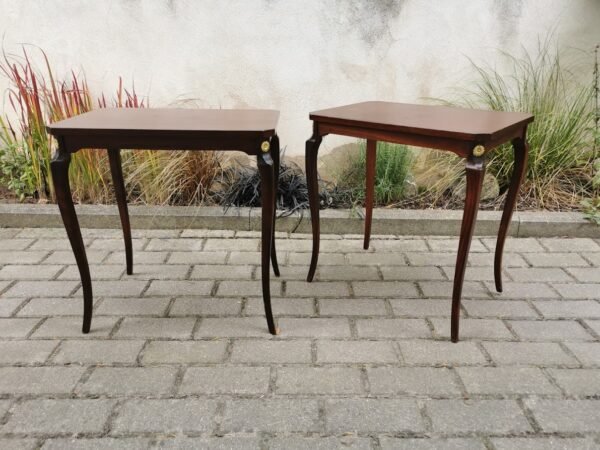 Staliukų komplektas, staliukai nedideli, elegantiški, stoveliai, lengvi ir tvirti, kavos, lempos. 2 vnt. Kaina po 63