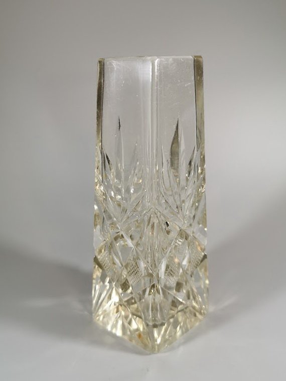 Vazelė krištolinė dūmo stiklo spalvos. Kaina 21