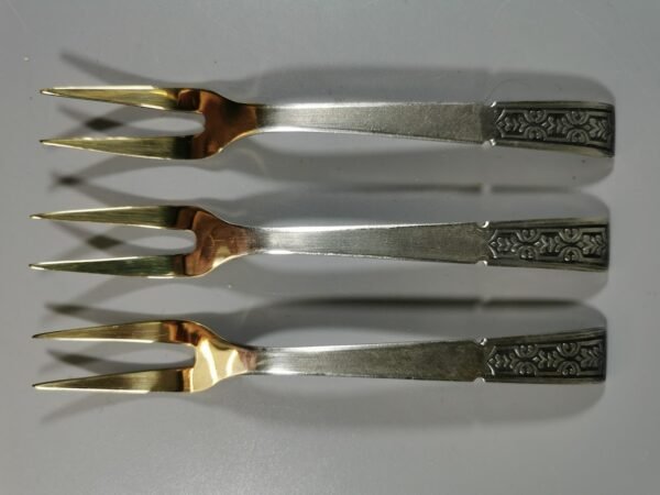 Šakutės vynuogėms ar pan. sidabrinės, 916 praba, tarybinių laikų. 31 g.  3 vnt. Kaina po 26 arba 76 už visas.