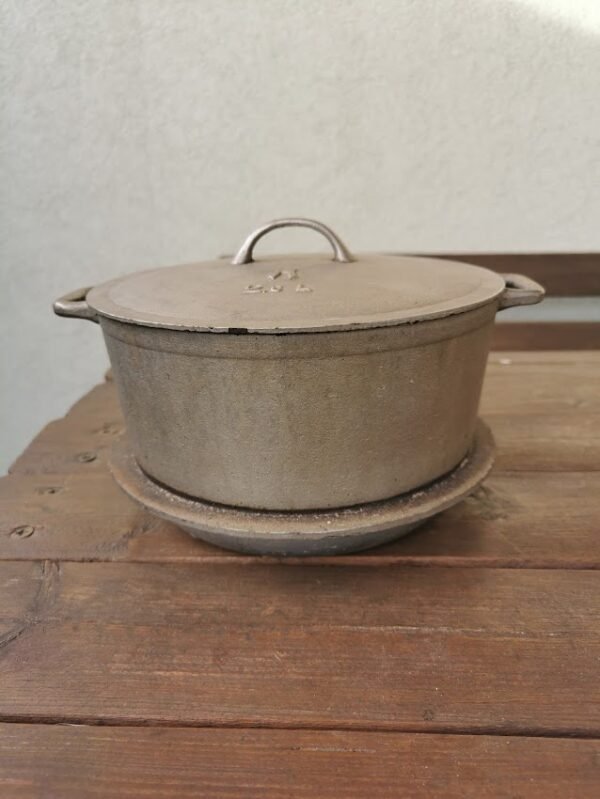 Puodas su dangčiu, 2,5 l. talpos, antikvarinis, tinkamas naudojimui. Kaina 28