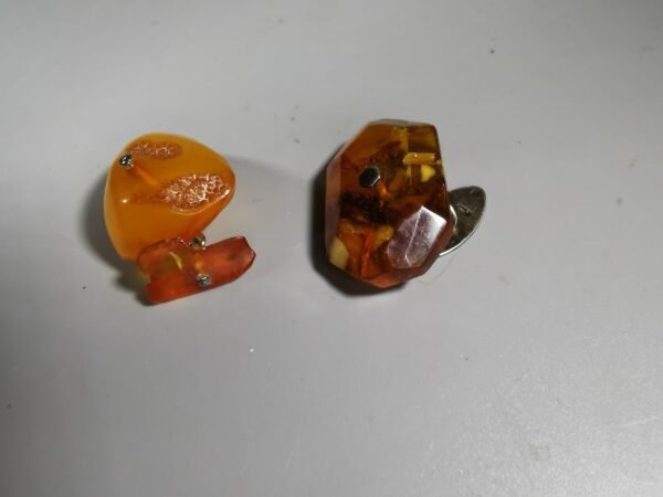 Sasagos gintarinės tarybinių laikų. Svoris 7 g. Kaina 12