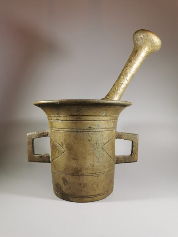 Grūstuvė antikvarinė, bronzinė, stambi. Kaina 73