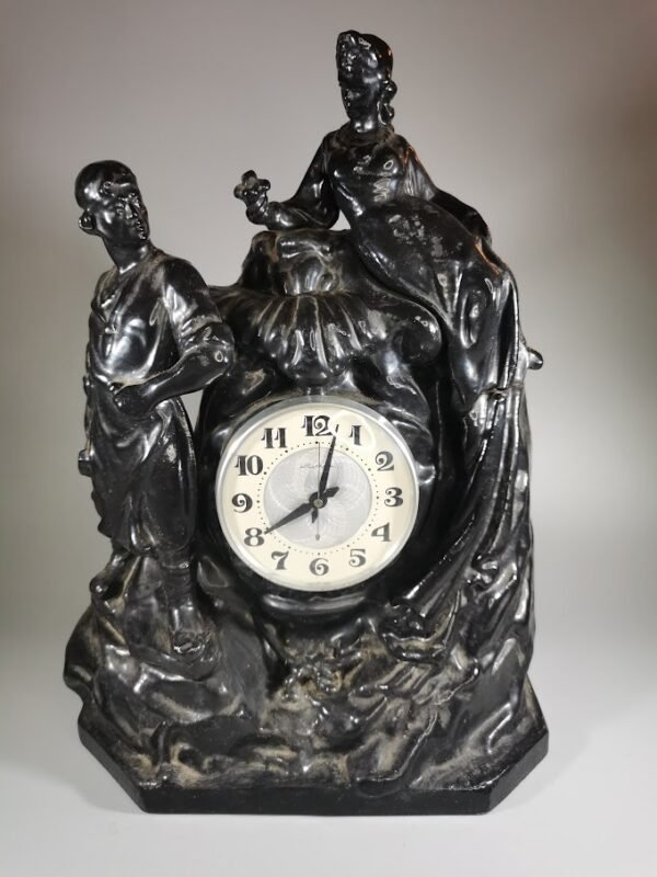 Laikrodis-statula tarybinių laikų, sunkus. Veikiantis. Kaina 68