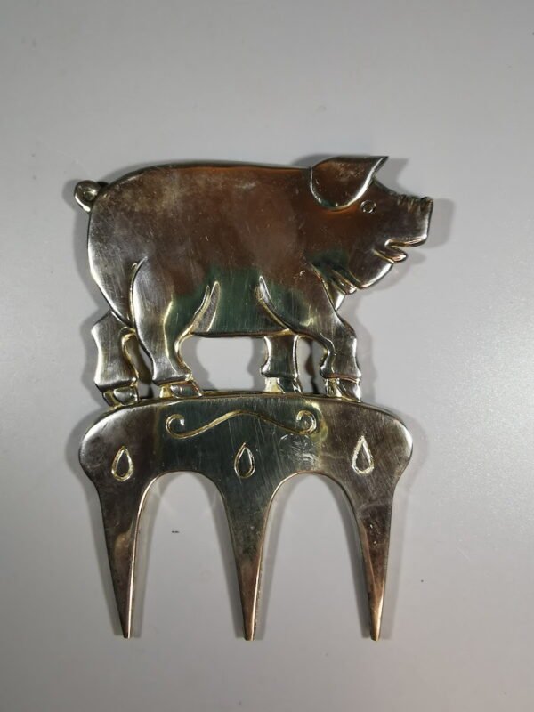 Šakutė mėsai - paršelis. Tvirta, mėsai pasmeigti ar dekoracijai. Kaina 23