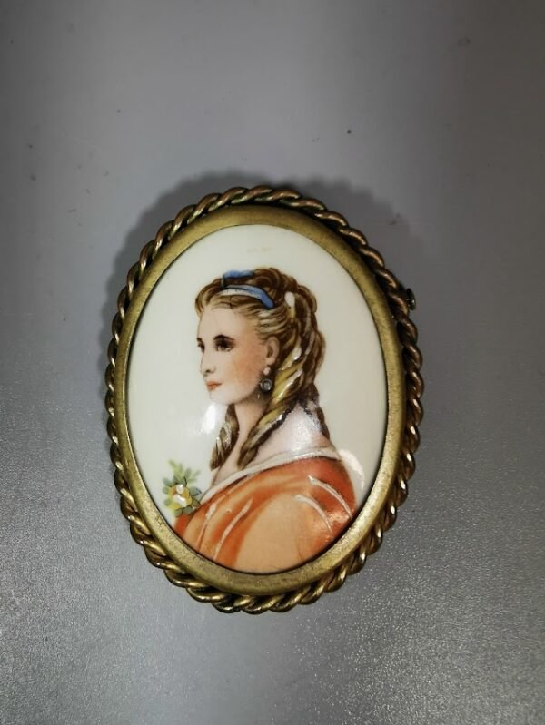 Segė porcelianinė tapyta, antikvarinė Limoges France. Kaina 63