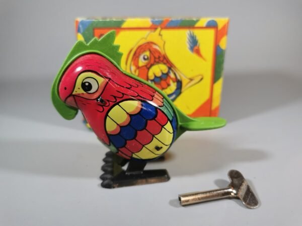 Žaislas skardinis prisukamas rakteliu - papūga, tarybinių laikų, originalioje dėžutėje, nenaudotas. Veikiantis. 6 vnt. Kaina po 32