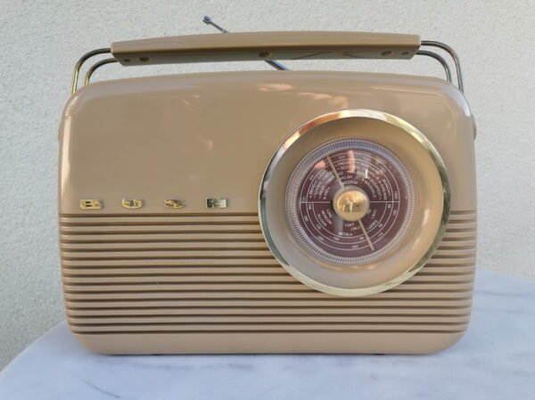 Radija BUSH vintažinė. Modelis 1962 m. - Anglija, antra laida ten pat 1997 m. Radijos ir garso kokybė labai gera. FM bangos. Kaina 87