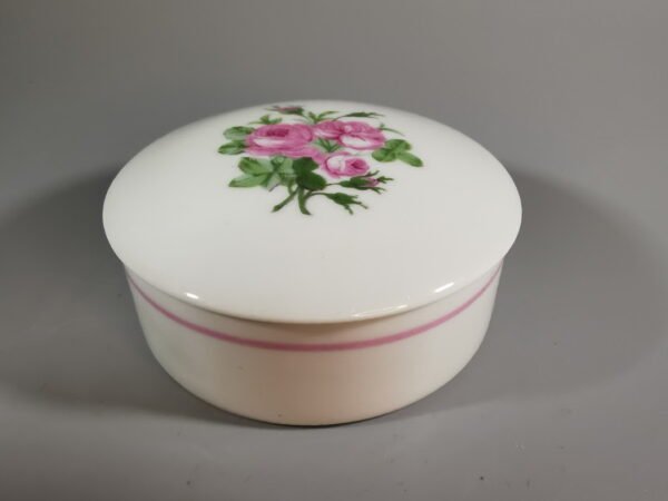 Dėžutė porcelianinė prancūziška. Aukštis 4 cm. Kaina 13