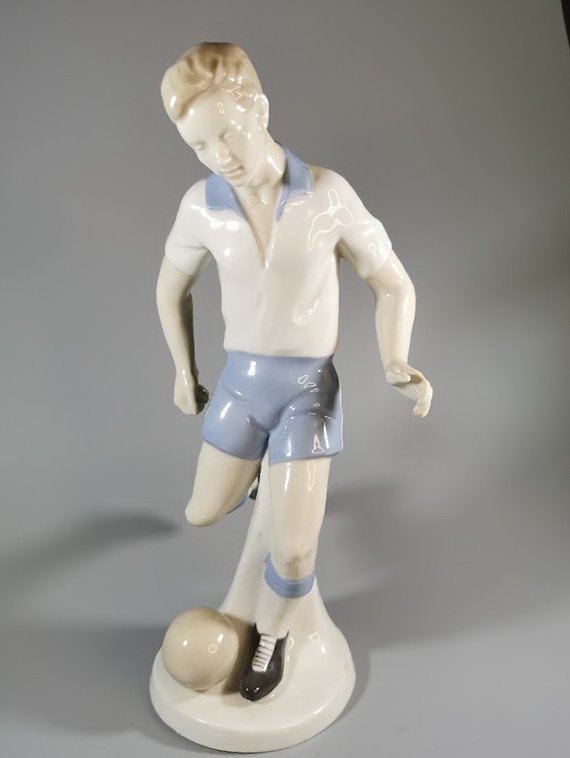 Statulėlė Futbolininkas, Futbolistas porcelianinė, vintažinė. Vokietija. Kaina 73