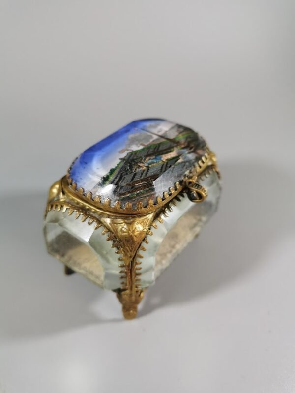 Dėžutė, skrynelė antikvarinė skirta Tarptautinei parodai Paryžiuje, 1889 m. Belle epoque laikotarpio. Secesijos stilius. Kaina 153