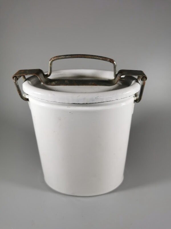 Indas metalinis, emaliuotas, užspaudžiamu dangčiu. Kaina 21