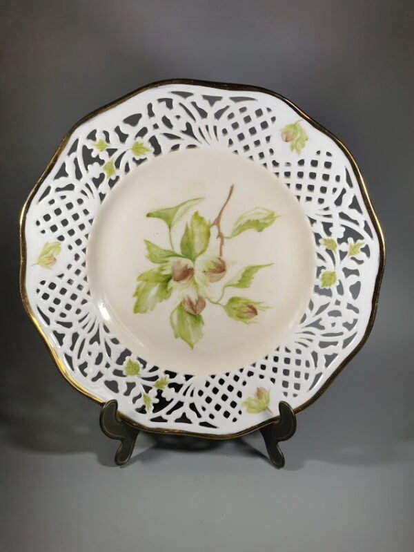 Lėkštė porcelianinė, antikvarinė, didelė puošta lazdyno riešutais. Kaina 36