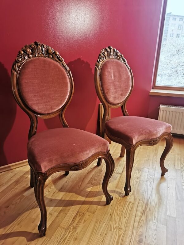 Kėdės antikvarinės, drožinėtos. 2 vnt. Kaina po 88