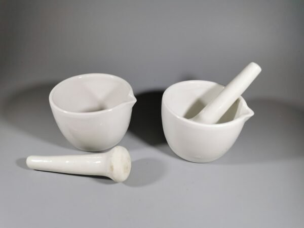 Grūstuvė porcelianinė, antikvarinė. 2 vnt. Kaina po 22