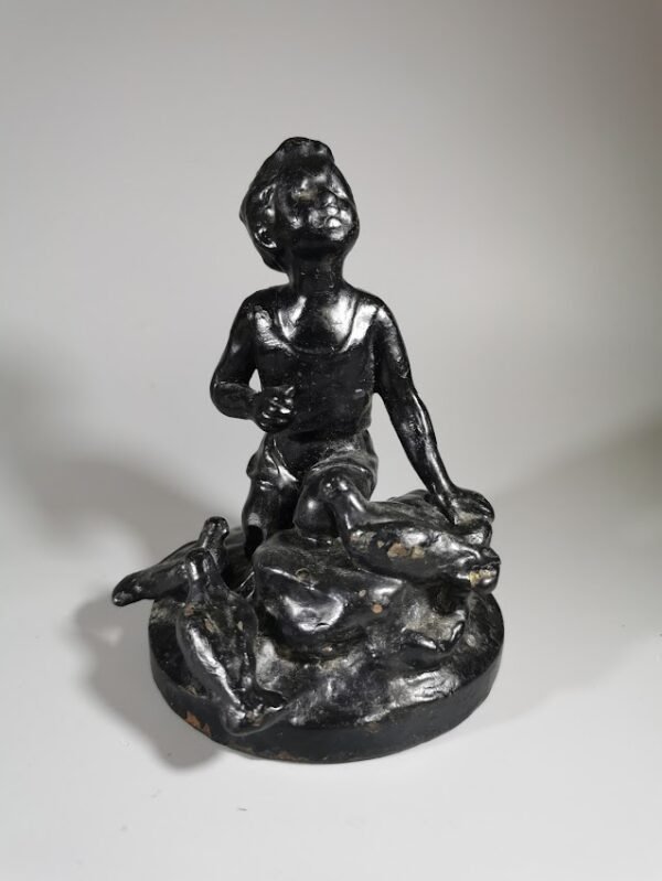 Statulėlė Berniukas su balandžiais špižinė, ketaus, tarybinių laikų. Kaina 38