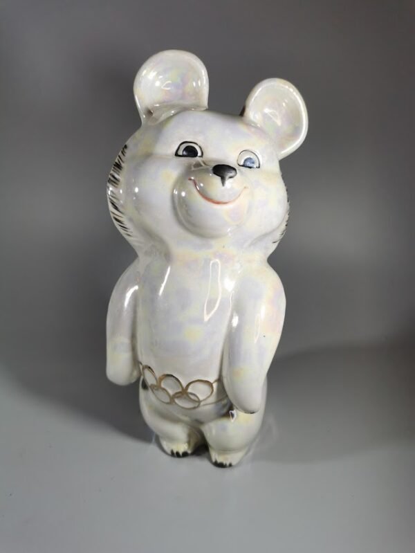 Statulėlė porcelianinė Olimpinis meškiukas Miša. Aukštis 20 cm. Kaina 68