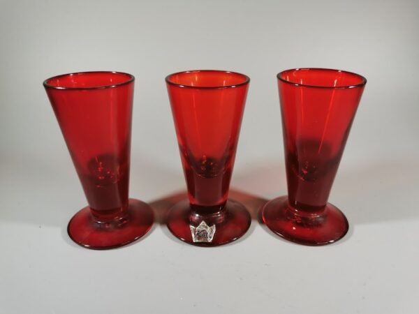Taurelės stikliukai raudono stiklo, vintažiniai. Talpa 40 ml. 3 vnt. Kaina po 6 arba 13 už visus.