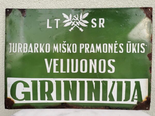 Iškaba lentelė emaliuota, storos skardos, reljefiniu užrašu tarybinių laikų: LTSR JURBARKO MIŠKO PRSAMONĖS ŪKIS VELIUONOS GIRININKIJA. Kaina 157