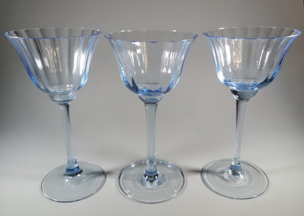 Taurės Art Deco stiliaus, melsvo stiklo, tarpukario laikų, 1920-1930 m. 3 vnt. Smulkus defektas. Kaina po 23