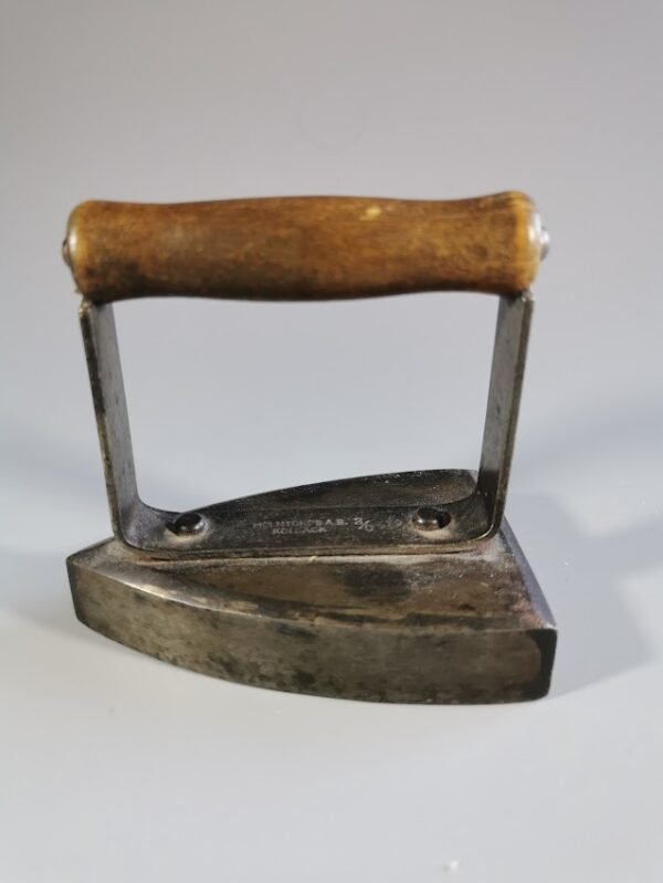 Prosas, prosiukas, lygintuvėlis mažiukas, apykaklėms lyginti, antikvarinis. Kaina 23