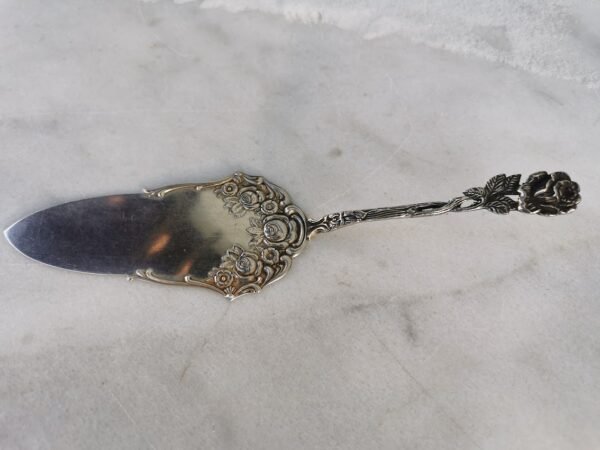 Mentelė, lopetėlė tortui sidabrinė tortui, pyragaičiams. 800 praba. 45 g. Kaina 113