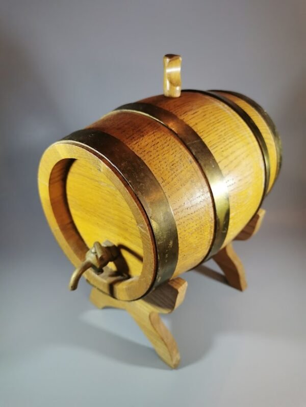 Bačkutė ąžuolinė su stovu ir metaliniu veikiančiu čiaupu. Tinkama naudoti pagal paskirtį. Kaina 53