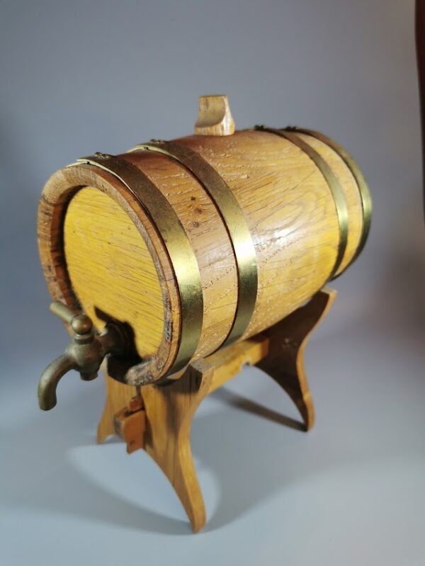 Bačkutė ąžuolinė su stovu ir metaliniu veikiančiu čiaupu. Tinkama naudoti pagal paskirtį. Kaina 43