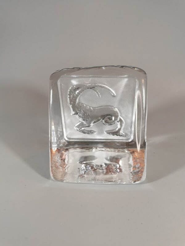 Stiklas masyvus, Zodiako ženklas Ožiaragis. Nybro Sweden. Design Paul Isling. Kaina 18