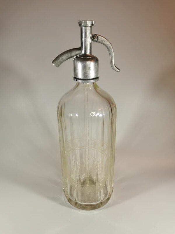 Sifonas, butelis antikvarinis reljefiniu užrašu: Schweppes by appointment to her majesty the queen. Mineral water manufacturer Schweppes LTD. Kaina 73