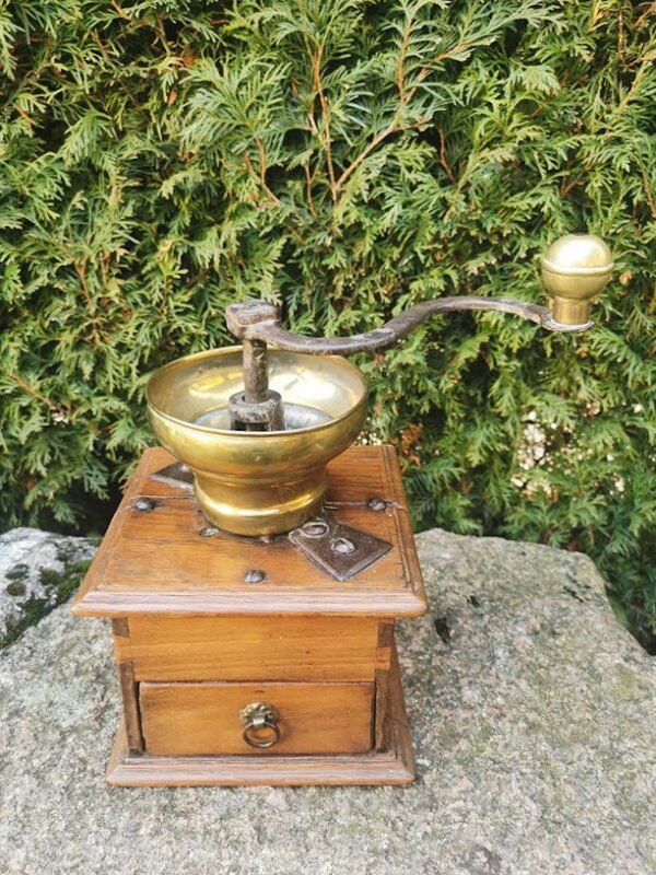 Kavamalė antikvarinė, didelė. Veikianti. Kaina 63