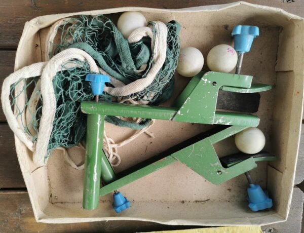 Stalo teniso komplektas originalioje dėžėje sovietinis, tarybinių laikų. Kaina 23 už viską.