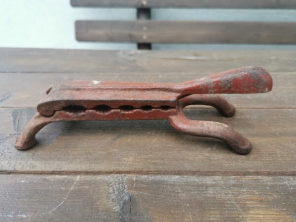 Antikvarinis medicininių butelių kamščių užspaudėjas. Kaina 43