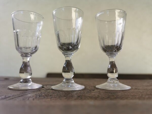 Taurelės ant kojelės antikvarinės. 3 vnt. 20 ml. Kaina po 6