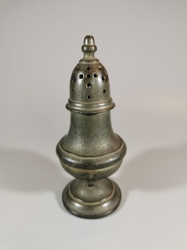 Druskinė, pipirinė alavinė antikvarinė. Kaina 23