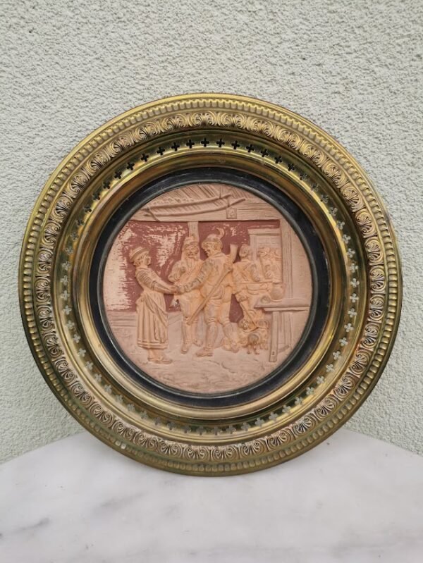 Lėkštė, bareljefas antikvarinis medžioklės tema. Terakota. žakvarinis rėmas. Autorius Johann Maresch, XIX a. Lėkštės skersmuo 23, išorinis rėmo skersmuo 34 cm. Kaina 87