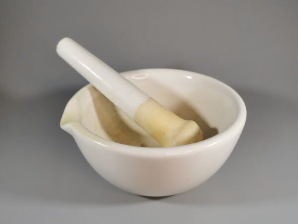 Grūstuvė porcelianinė, anfikvarinė, farmacinė. Kaina 46