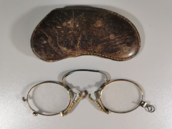 Pensne akiniai odiniame dėkle antikvariniai. Kaina 63