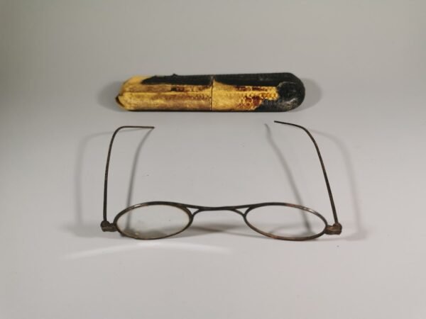 Akiniai su dėklu vaikiški, antikvariniai. Be vieno stiklo. Kaina 28