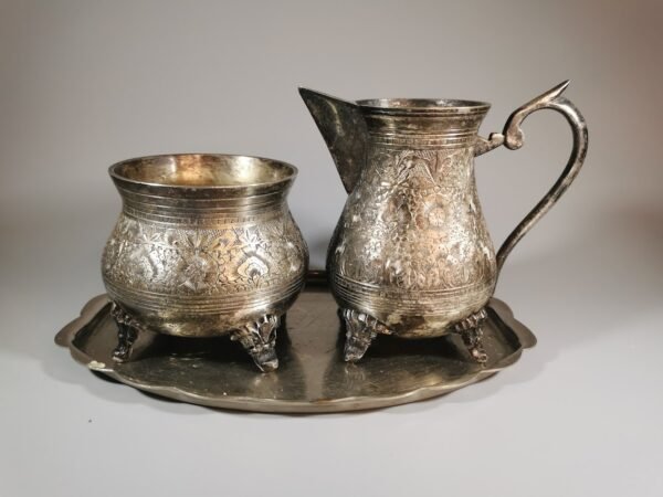 Indų komplektas. Kaina 16 už abu indus be padėklo.