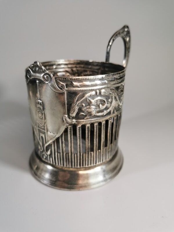 Podstakanikai (Podstakannik), stiklinių laikikliai melchioriniai, dailia rankena, Kremlius, sovietinis, tarybinių laikų. Spaudas - Kolčiūgino fabrikas (Кольчугинский завод Мельхиор). 2 vnt. Kaina po 48