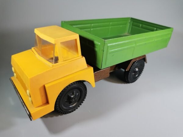 Mašinėlė, mašina sunkvežimis skardinis, lietuviškas, tarybinių laikų, LTSR. Kaina 36