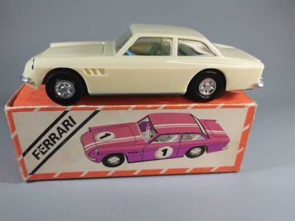 Mašinėlė Ferrari originalioje dėžutėje tarybinių laikų. Kaina 38
