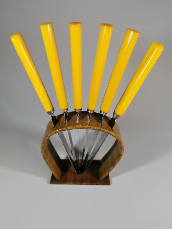 Stovelis bakelitinis su peiliais vaisiams bakelitinėmis rankenomis, Art Deco stiliaus. antikvariniai. Kaina 128