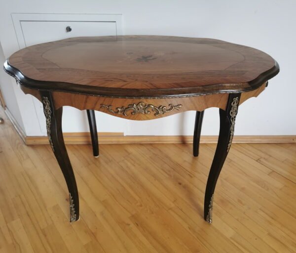 Stalas Ampyro stiliaus, kavos staliukas, puoštas intarsija bei žalvariniais papuošimais. Kaina 238