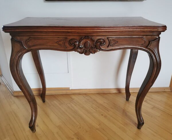 Stalas konsolė, žaidimų, lošimų staliukas išskleidžiamas, antikvarinis. Lomber (pr.. l'hombre, iš isp. k.). Tvirtas. Kaina 387