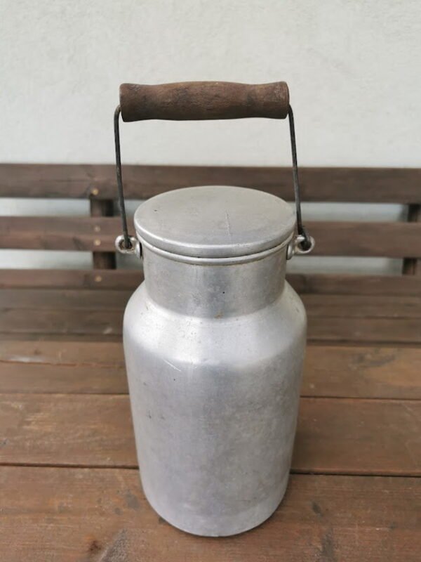 Kaniukas aliuminis medine rankena, antikvarinis. Aukštis 26 cm. Kaina 23