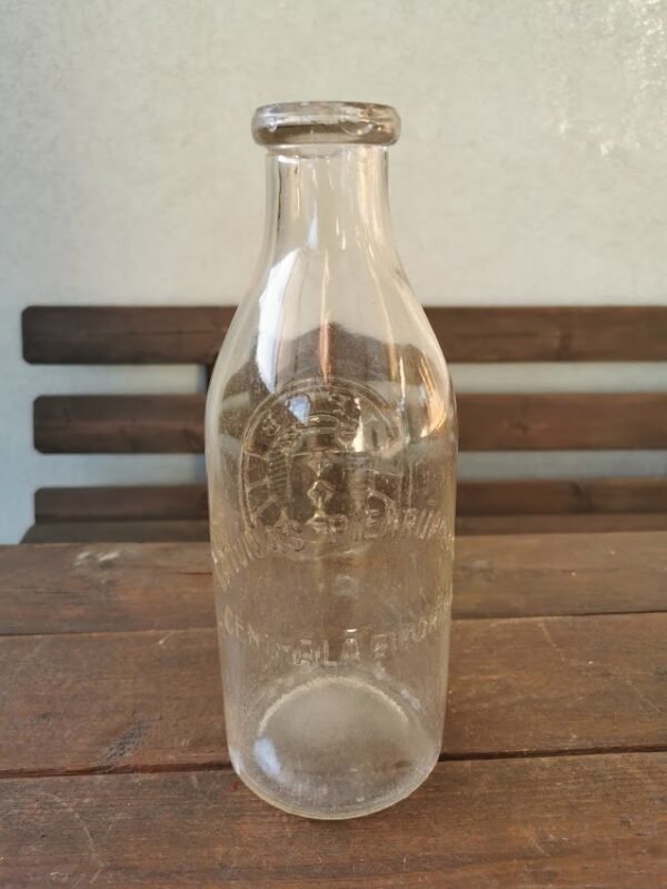 Butelis pieno, pienui Latvijas Piensaimnieku Centrālā Biedriba, antikvarinis, tarpukario laikų, latviškas. Talpa 1 l.  Kaina 48