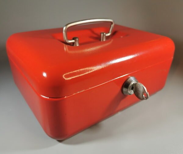 Dėžutė metalinė, rakinama, nešiojama. Vokietija. Kaina 28