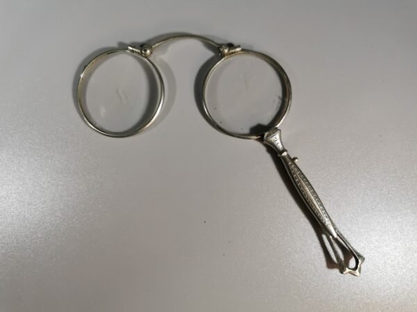 Lornetas antikvarinis. Kaina 87